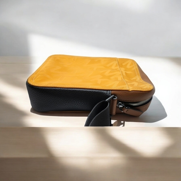 NWOT Michael Kors Crossbody/Messenger/Travel/Flight Bag - Picture 9 of 12